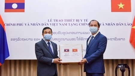 Deputy Foreign Minister Nguyen Quoc Dung (R) and Cambodian Ambassador Chay Navuth (Photo:MOFA)