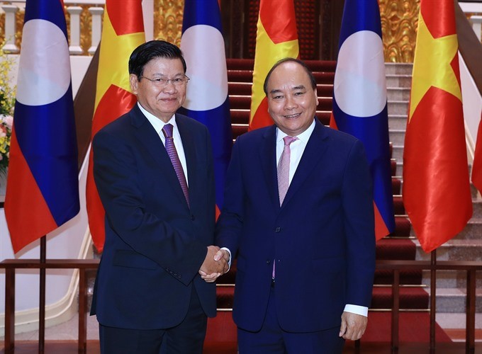 PM Nguyễn Xuân Phúc greets Laos counterpart on sidelines of WEF ASEAN