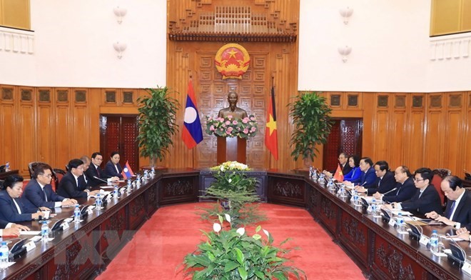 PM Nguyen Xuan Phuc welcomes Laos counterpart