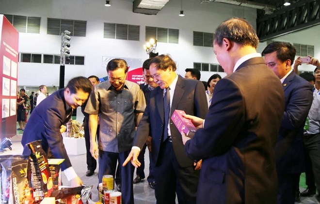Vietnam-Laos trade fair helps promote bilateral economic ties