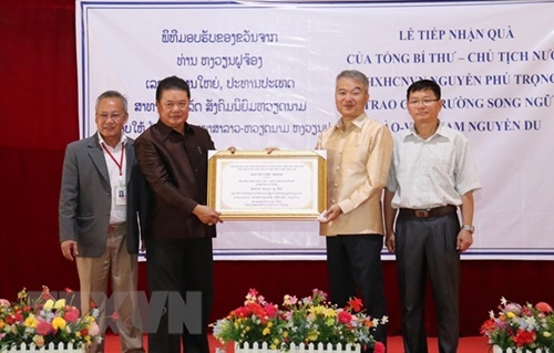 Party, State leader’s gifts presented to Laos-Vietnam school in Vientiane