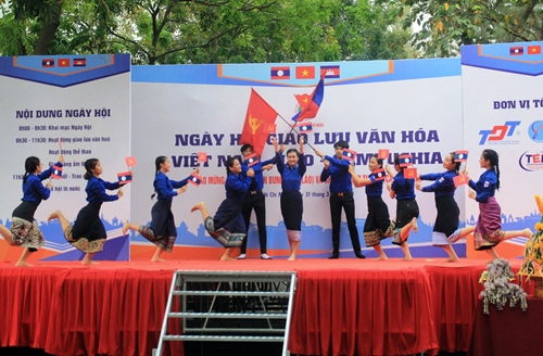 Cultural exchange highlights Vietnam-Laos-Cambodia solidarity