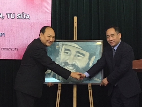 Vietnam Fine Arts Museum helps Laos’ museum restore valuable paintings