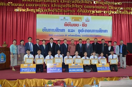 Vietnam-Laos venture presents scholarships to Lao university’s students