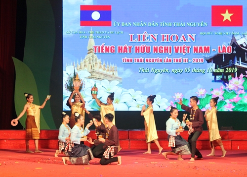 Vietnam-Laos friendship singing festival held