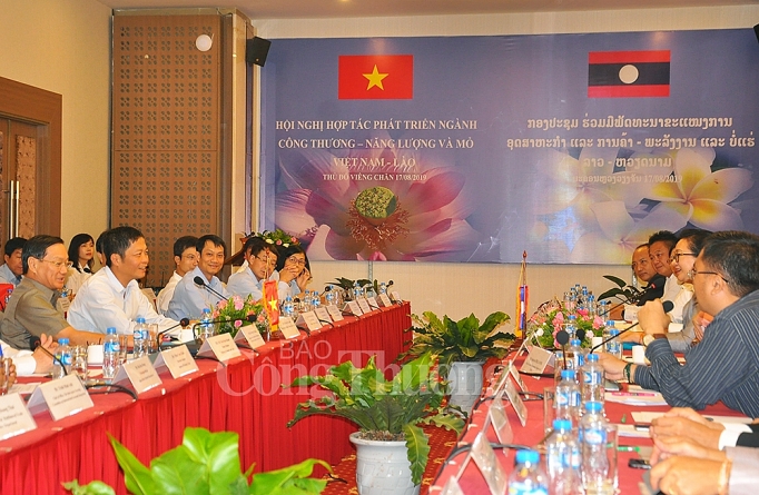 Conference on Vietnam-Laos cooperation in developing the industry & trade, energy and mines 2019.