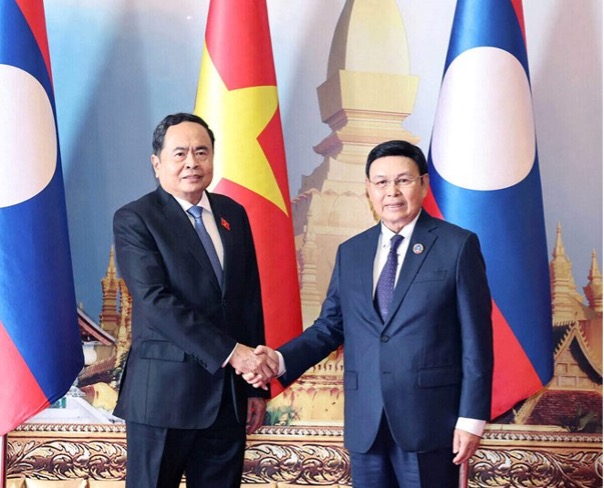 National Assembly Chairman Tran Thanh Man Holds Talk with the President of the Lao National Assembly