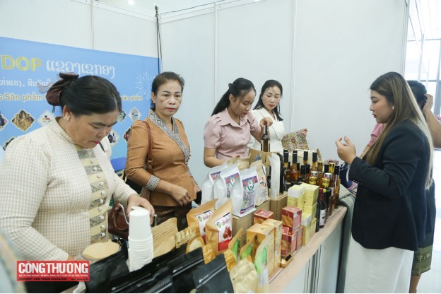 Strengthening Vietnam-Laos Border Trade and Investment Cooperation