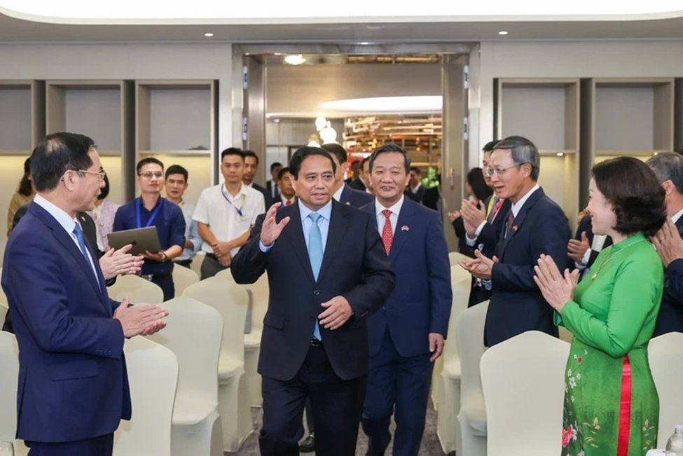 Prime Minister Pham Minh Chinh Calls for Stronger Business Ties and Education Initiatives in Meeting with Vietnamese Representatives in Laos